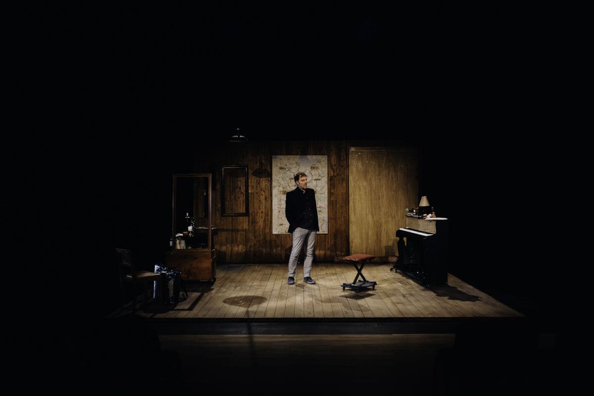 L'acteur de Florentin seul sur scène dans une atmosphère théâtrale imposante